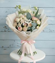 Букет Сказочное воображение в Курчатове Букет цветов из:  Розы и Лизиантусы в Курчатове