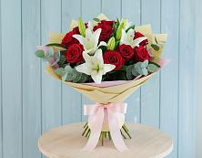 Букет Элегантная гармония в Курчатове Букет цветов из:  Лилии и Розы в Курчатове