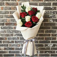 Букет красно-белые розы в Курчатове Букет цветов из:  Розы в Курчатове