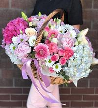 Композиция солнечный день в Курчатове Цветочная композиция из Розы, Хризантемы, Пионы и Лизиантусы в корзине в Курчатове