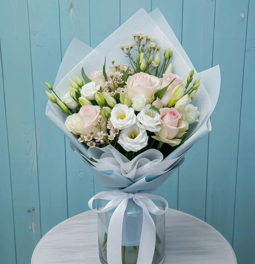 Букет очаровательный аромат в Курчатове Букет цветов из: Розы и Лизиантусы в Курчатове