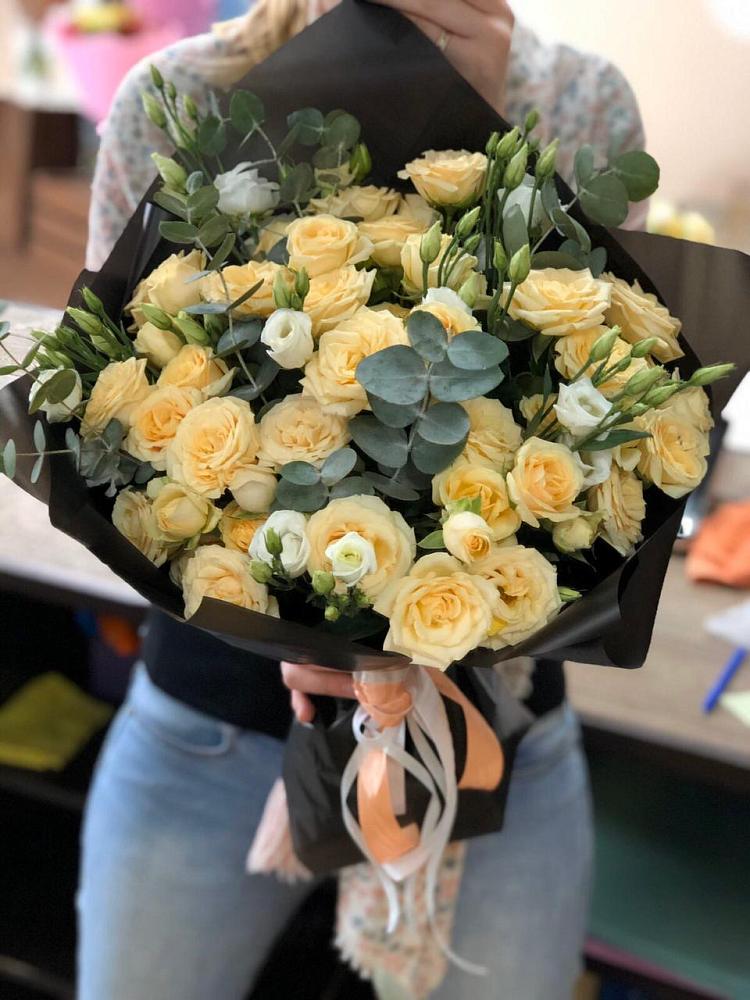 Букет птица счастья в Курчатове Букет цветов из: Розы и Лизиантусы в Курчатове