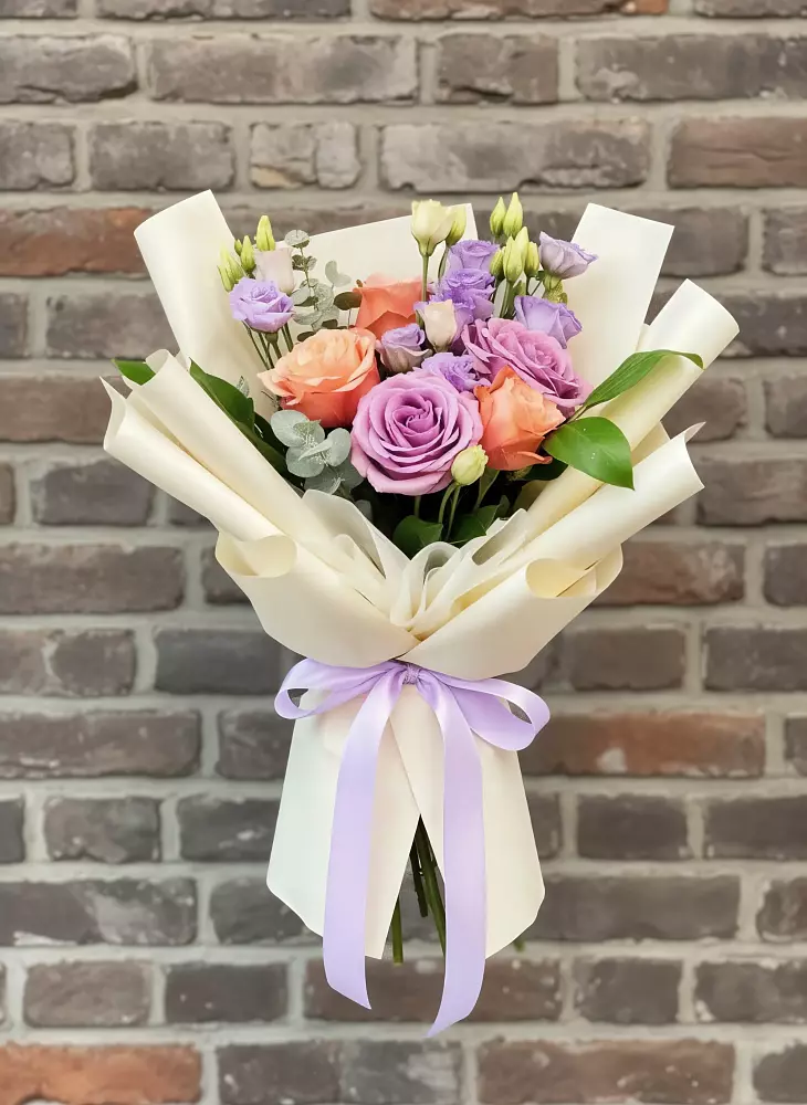 Букет цветочные ноты в Курчатове Букет цветов из: Лизиантусы и Розы в Курчатове