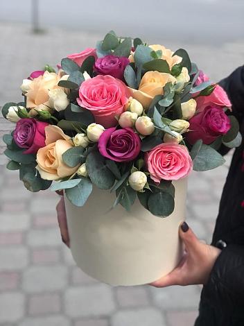 Цветочная композиция из Розы в шляпной коробке в Курчатове