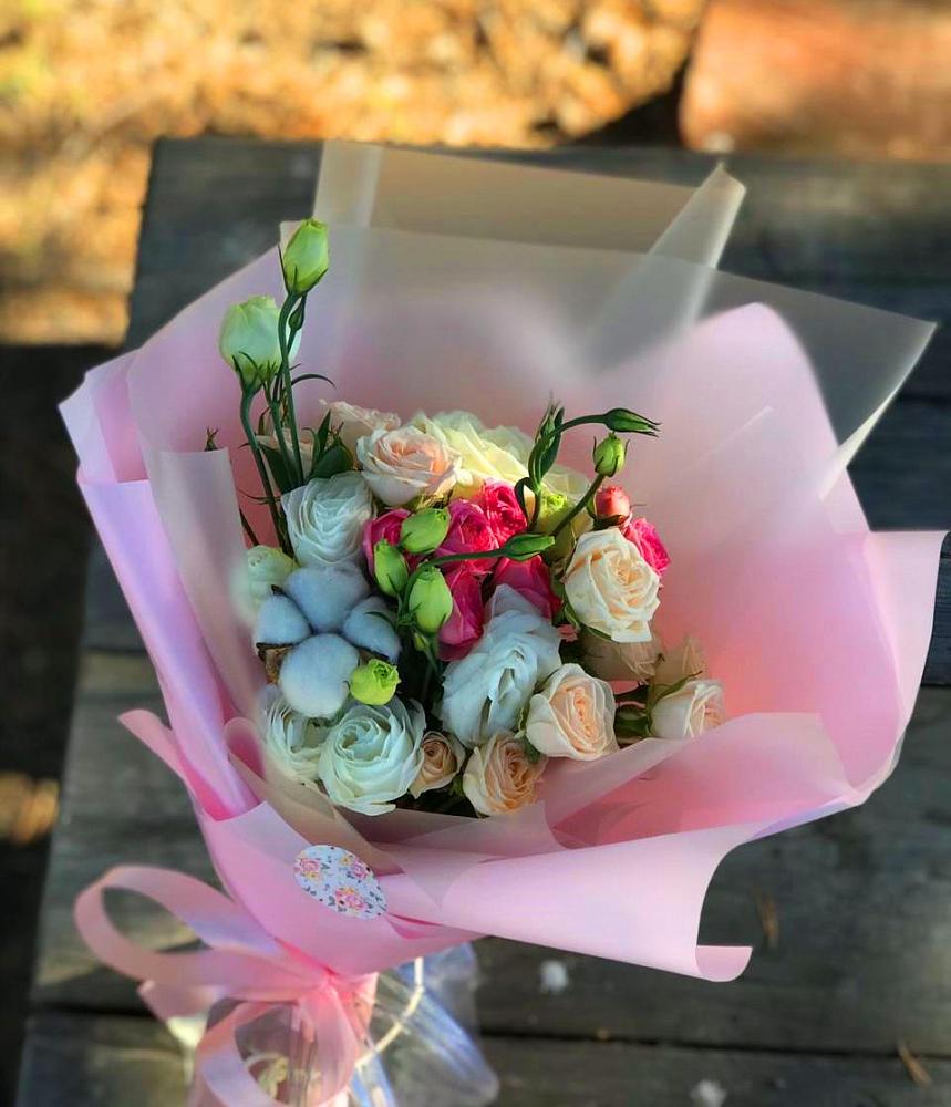 Букет цветочный коктейль в Курчатове Букет цветов из: Розы и Лизиантусы в Курчатове
