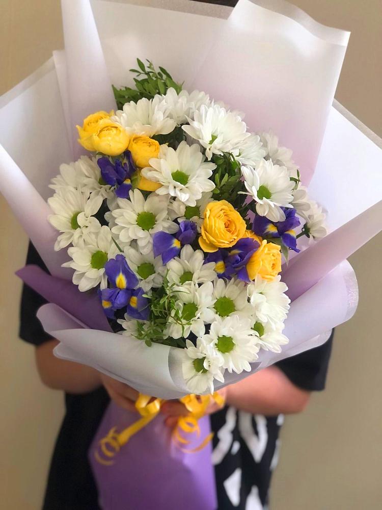 Букет солнечный привет в Курчатове Букет цветов из: Ирисы, Хризантемы и Розы в Курчатове