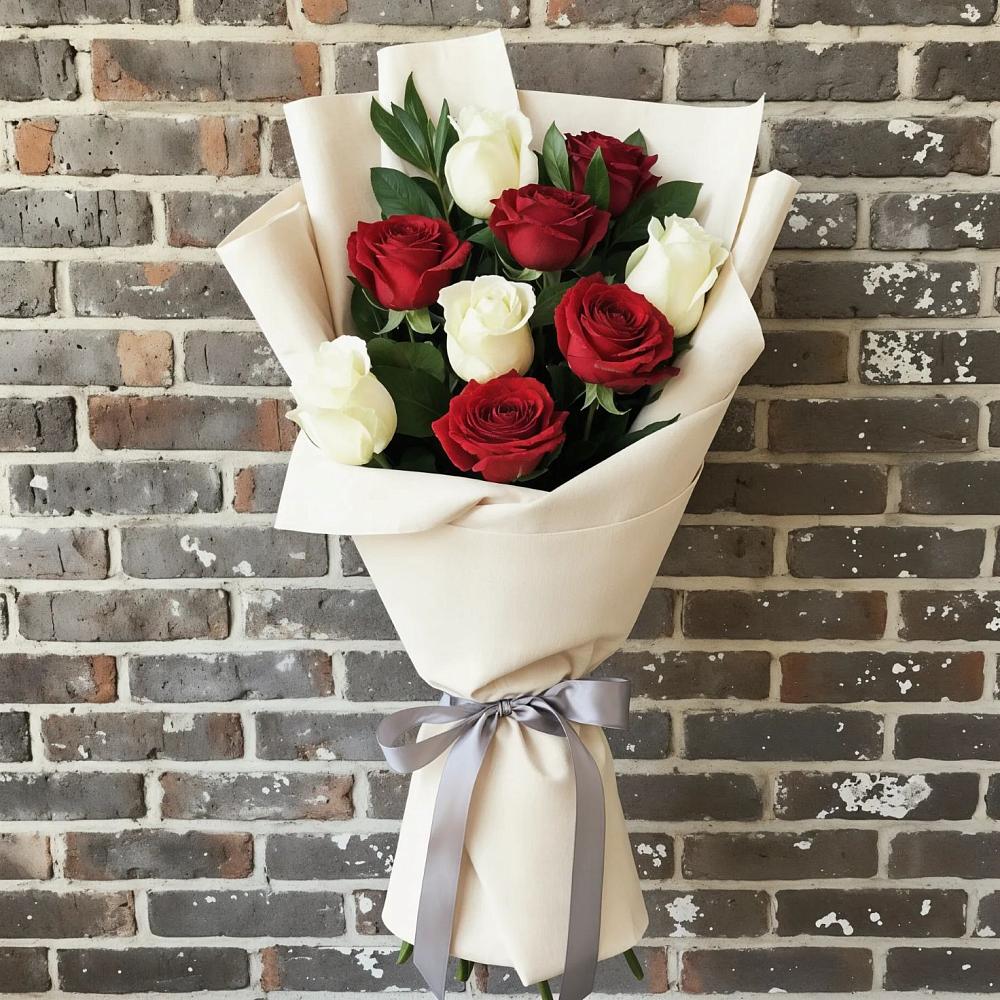 Букет красно-белые розы в Курчатове Букет цветов из: Розы в Курчатове