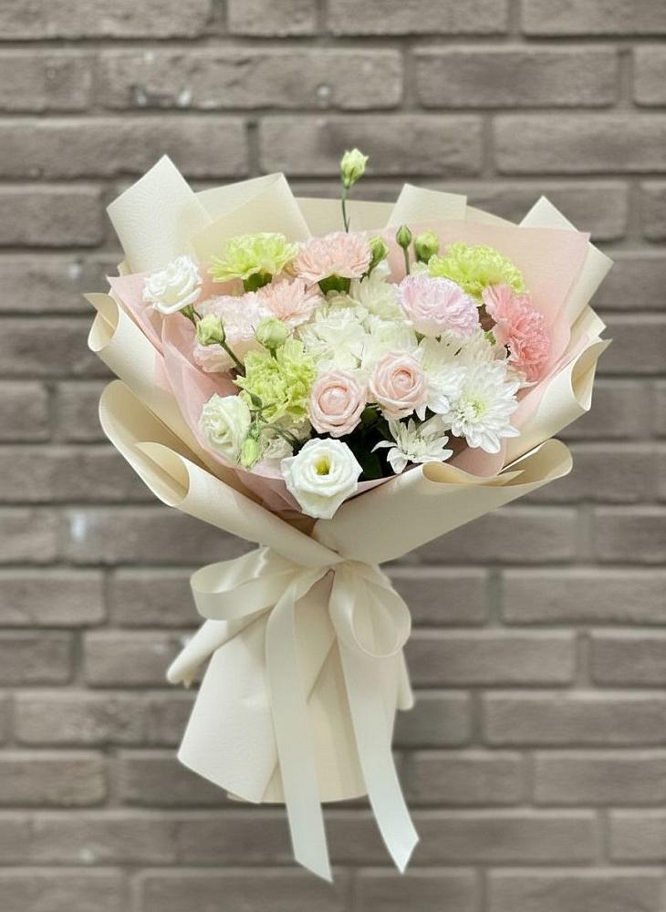 Букет Трепет мечты в Курчатове Букет цветов из: Гвоздики, Розы, Лизиантусы и Хризантемы в Курчатове