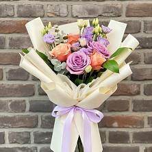 Букет цветочные ноты в Курчатове Букет цветов из:  Лизиантусы и Розы в Курчатове