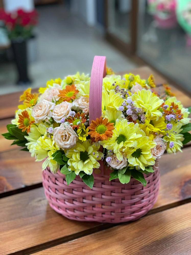 Композиция цветы лета в Курчатове Цветочная композиция из Хризантемы и Розы в корзине в Курчатове