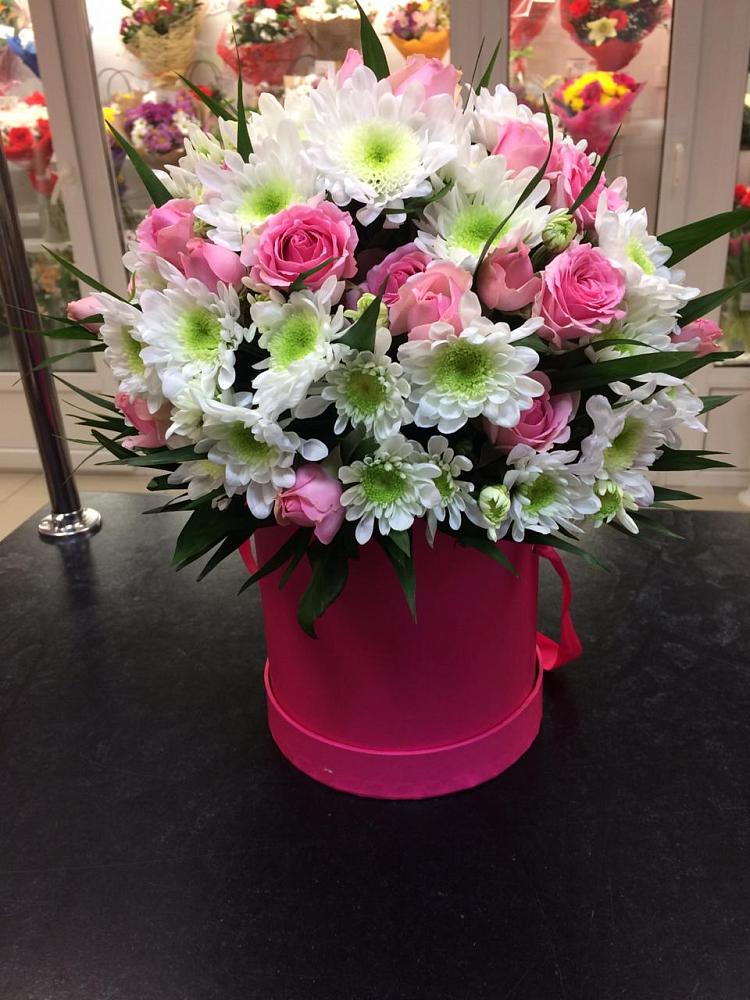 Композиция грация в Курчатове Цветочная композиция из Розы и Хризантемы в шляпной коробке в Курчатове