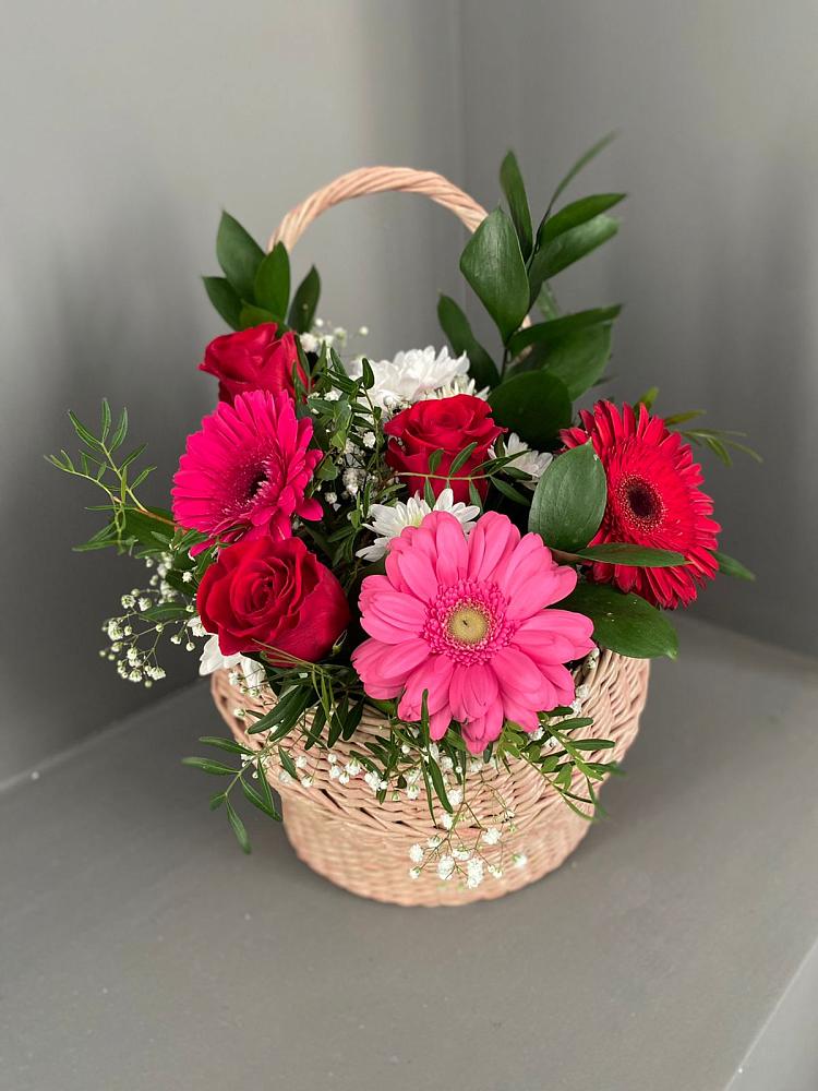 Композиция радостное событие в Курчатове Цветочная композиция из Розы, Хризантемы и Герберы в корзине в Курчатове