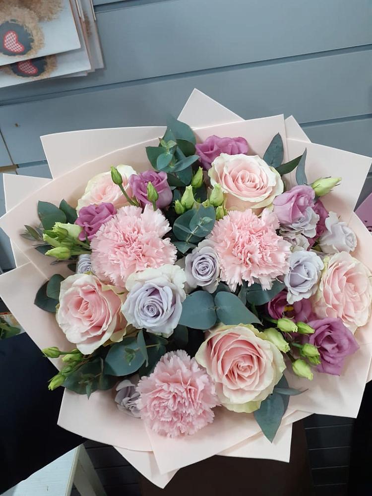 Букет обаятельный в Курчатове Букет цветов из: Розы, Гвоздики и Лизиантусы в Курчатове