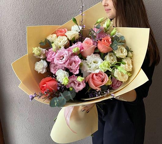 Букет цветов из: Розы, Лизиантусы и Гвоздики в Курчатове