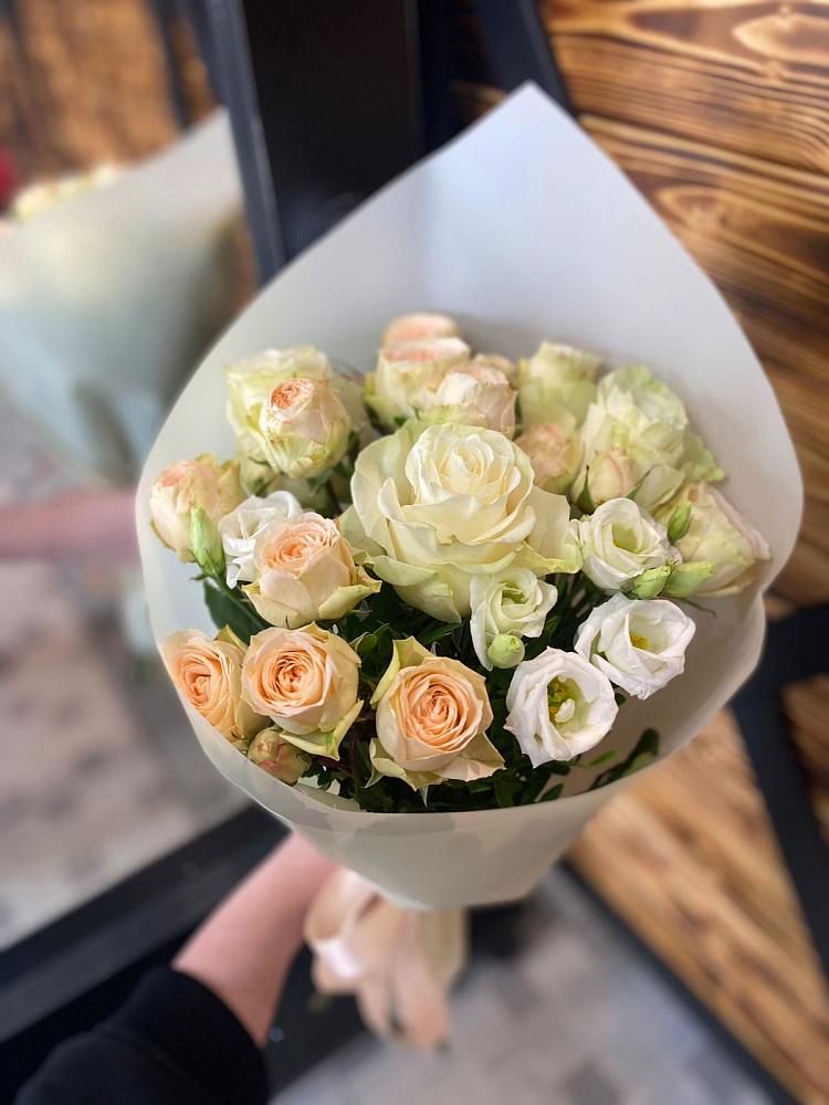 Букет Летний бриз в Курчатове Букет цветов из: Розы и Лизиантусы в Курчатове