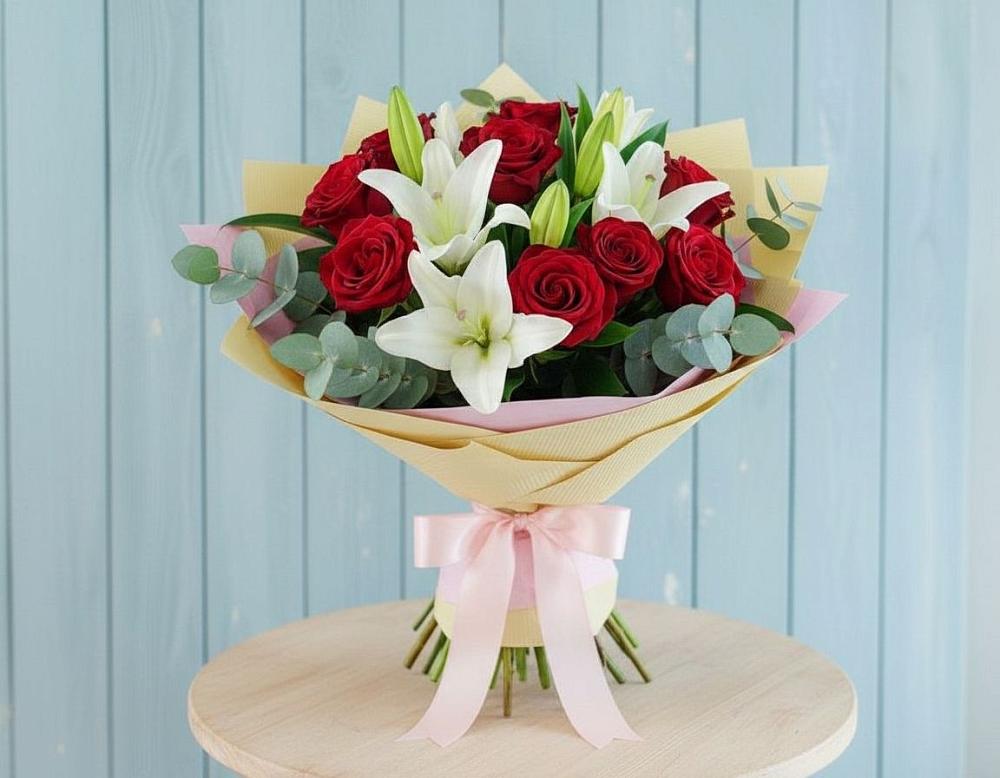 Букет Элегантная гармония в Курчатове Букет цветов из: Лилии и Розы в Курчатове